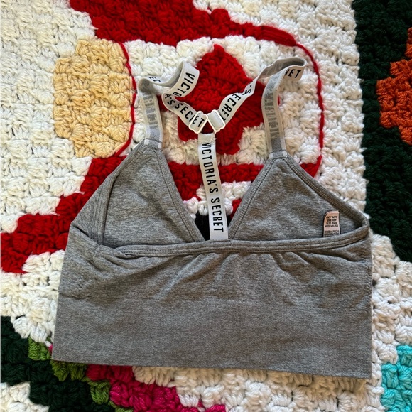Victoria’s Secret XS Plunge V neck sports bra in grey - Picture 2 of 2